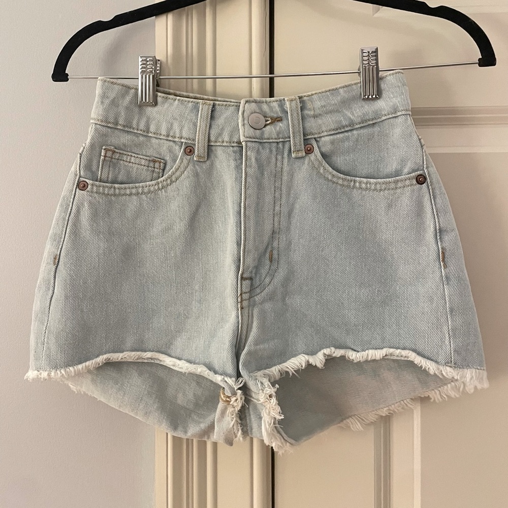 H&M light wash high waisted jean shorts size 0